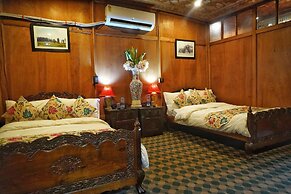 Swan Group Of Houseboats