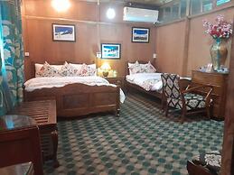 Swan Group Of Houseboats