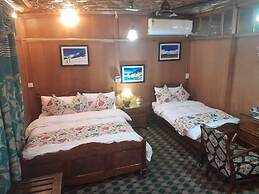 Swan Group Of Houseboats