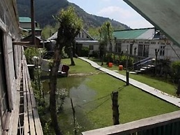 Swan Group Of Houseboats