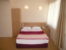 Status Hotel