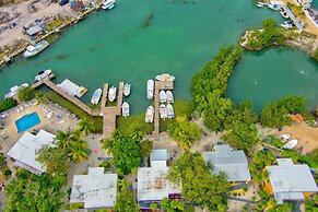 Captain Pips Marina & Hideaway