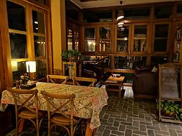Moondance Hotel