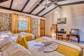 Atlantida Lodge
