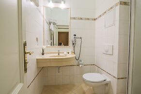 Ontario Hotel Garni