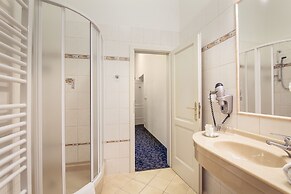 Ontario Hotel Garni