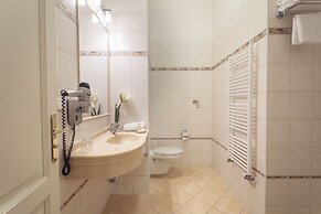 Ontario Hotel Garni