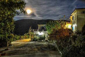 Mainades Maisonettes and Studios