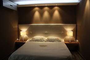 Rich Luxury Suites