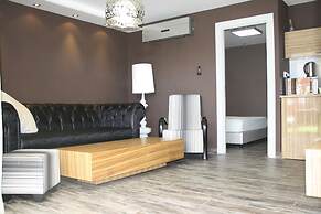 Rich Luxury Suites
