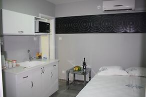 Rich Luxury Suites