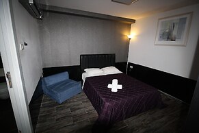 Rich Luxury Suites