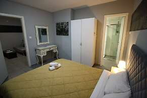 Rich Luxury Suites