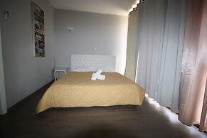 Rich Luxury Suites