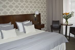 Ian Hotel