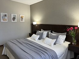 Ian Hotel