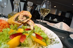 Hotel Calima Real