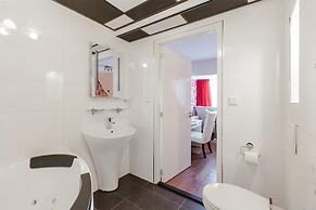 Alex Rooms