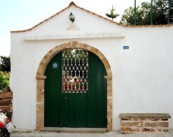 Topakas House