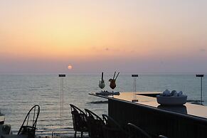 Jewel Beachfront Boutique Hotel