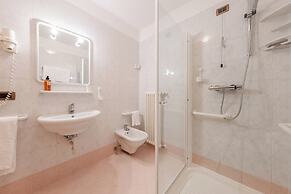 Hotel Vioz - Family Hotel & Apartments