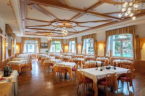 Hotel Vioz - Family Hotel & Apartments
