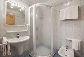 Hotel Vioz - Family Hotel & Apartments