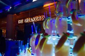The Breakers Diving & Surfing Lodge
