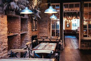 The Sun Hotel & Bar