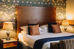 The Sun Hotel & Bar