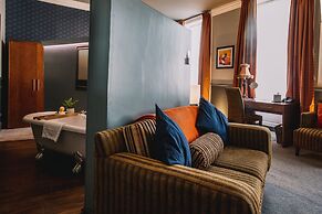The Sun Hotel & Bar