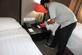 100 Sunset Hotel