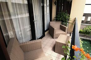 100 Sunset Hotel
