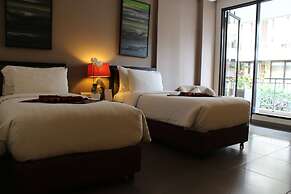 100 Sunset Hotel