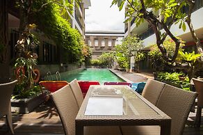 100 Sunset Hotel