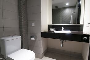 100 Sunset Hotel