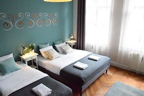 Blooms Inn & Apartments