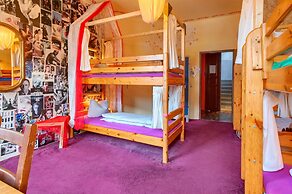 Lollis Homestay - Hostel