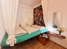 Lollis Homestay - Hostel