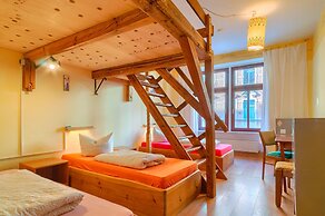 Lollis Homestay - Hostel