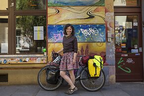 Lollis Homestay - Hostel