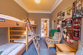 Lollis Homestay - Hostel