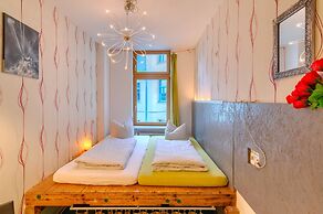 Lollis Homestay - Hostel