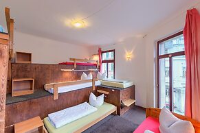 Lollis Homestay - Hostel