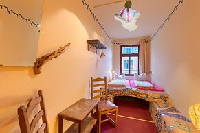 Lollis Homestay - Hostel
