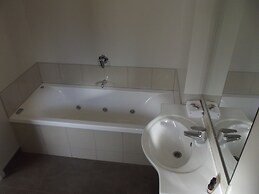 Arena Court Motel