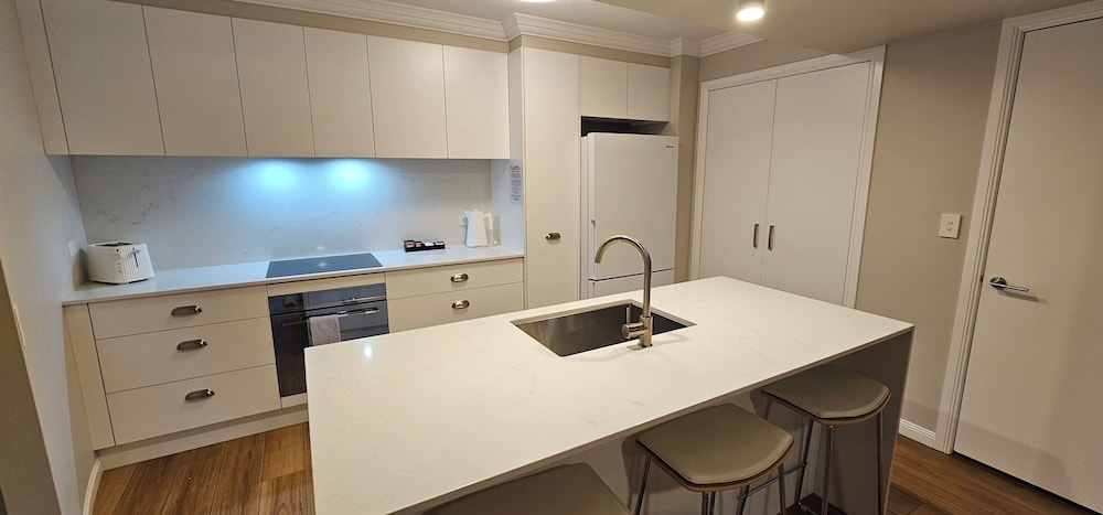 Broadbeach Holiday Apartments, Store 19