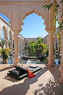 Palais Namaskar