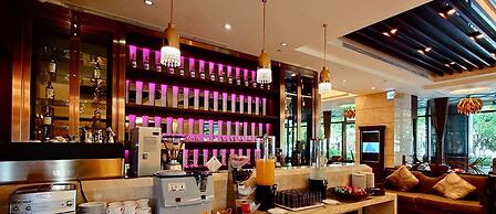 S Aura Hotel