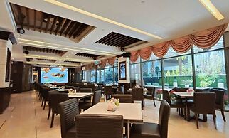 S Aura Hotel